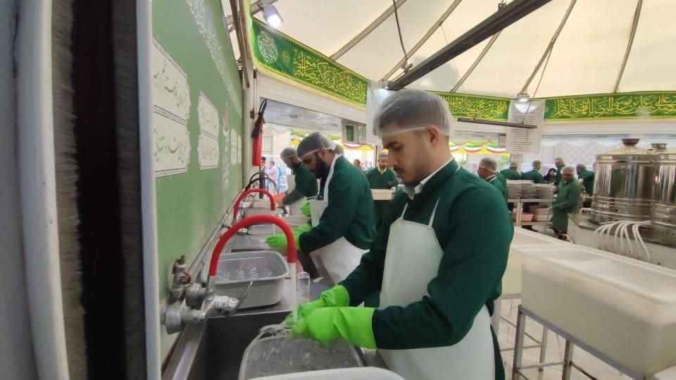پذیرایی از زائران توسط خادمان امام رضا(ع)