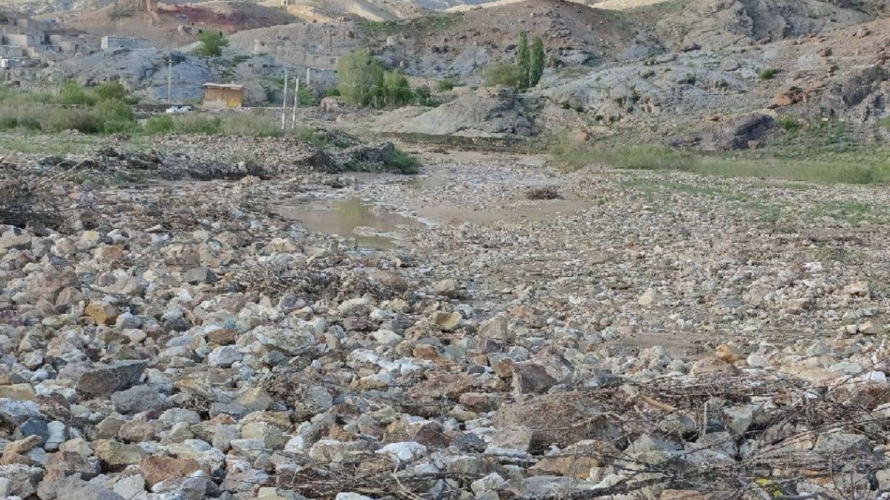 بسته شدن مسیر رودخانه قره سو بر اثر سیلاب در روستای دوست بیگلو + فیلم
