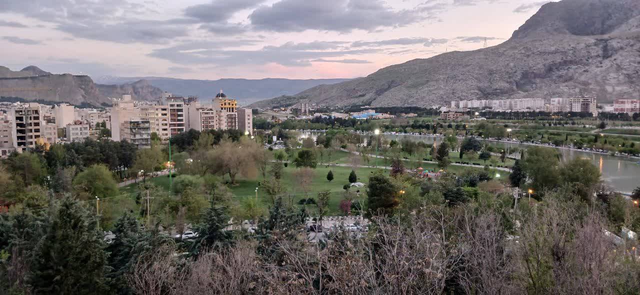 منظره بهاری دریاچه کیو
