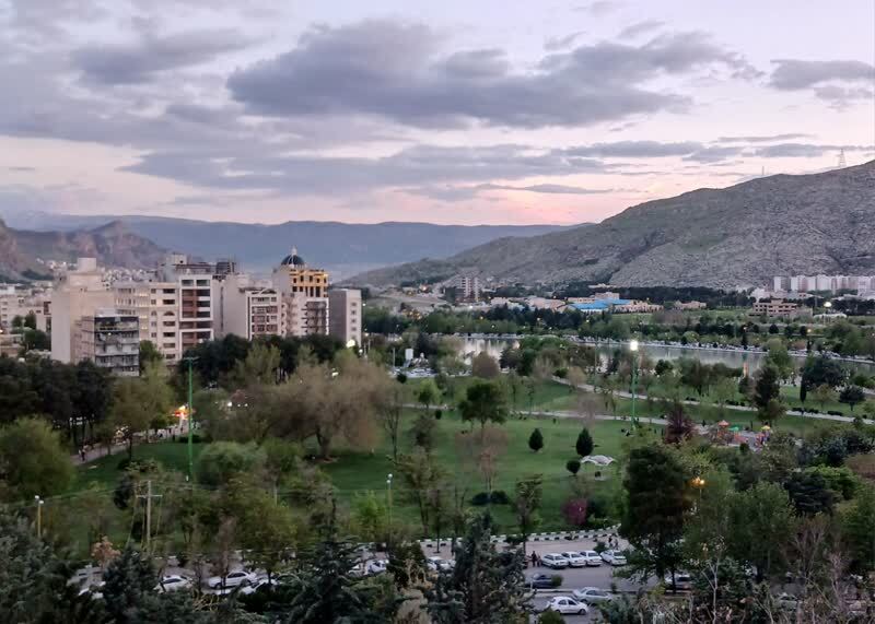 منظره بهاری دریاچه کیو