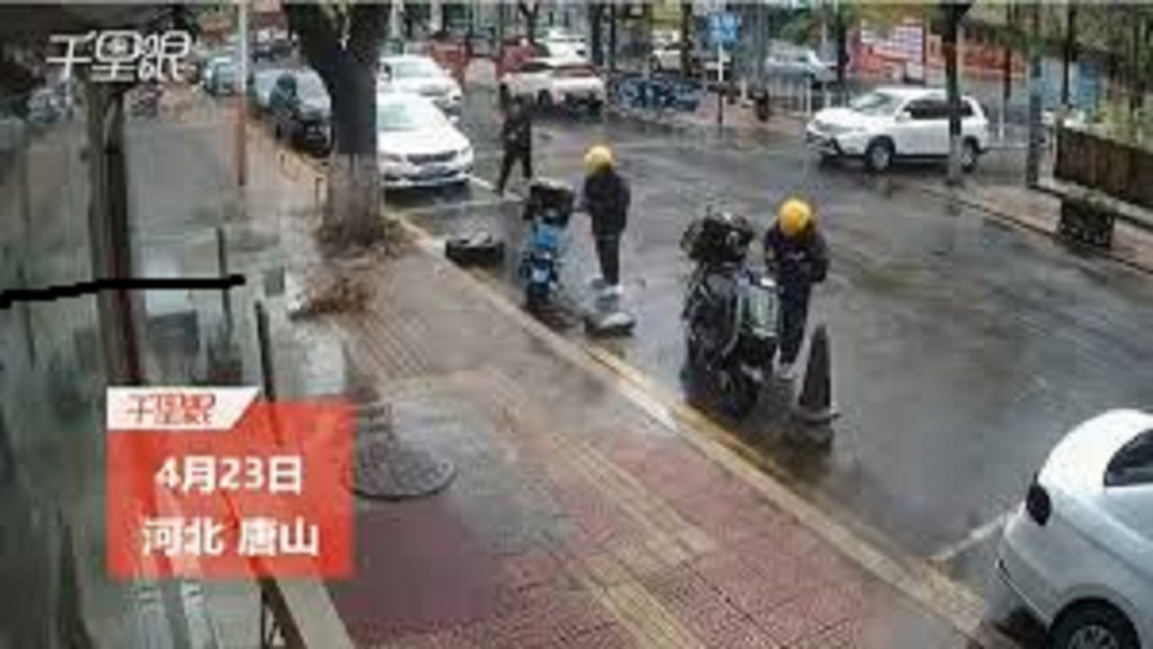 خوش‌شانسی دو موتورسوار از سقوط درخت + فیلم