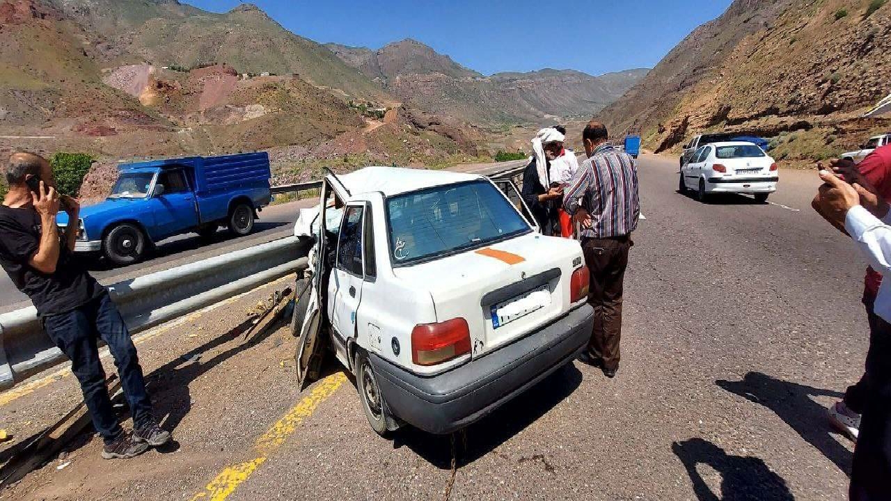 ۲ مصدوم بر اثر برخورد خودرو با گاردریل در آزاد راه قزوین - رشت