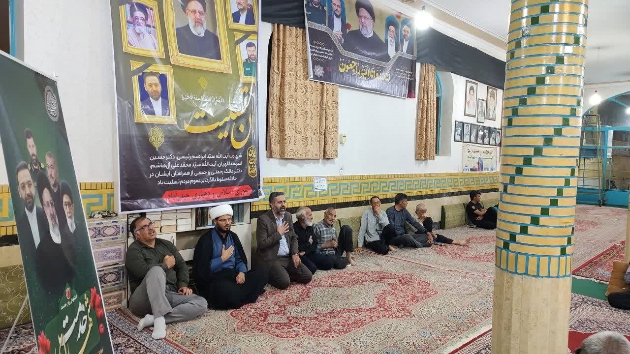 قرائت قرآن و مدیحه سرایی اهالی روستای حیدرآباد در مراسم بزرگداشت شهدای خدمت