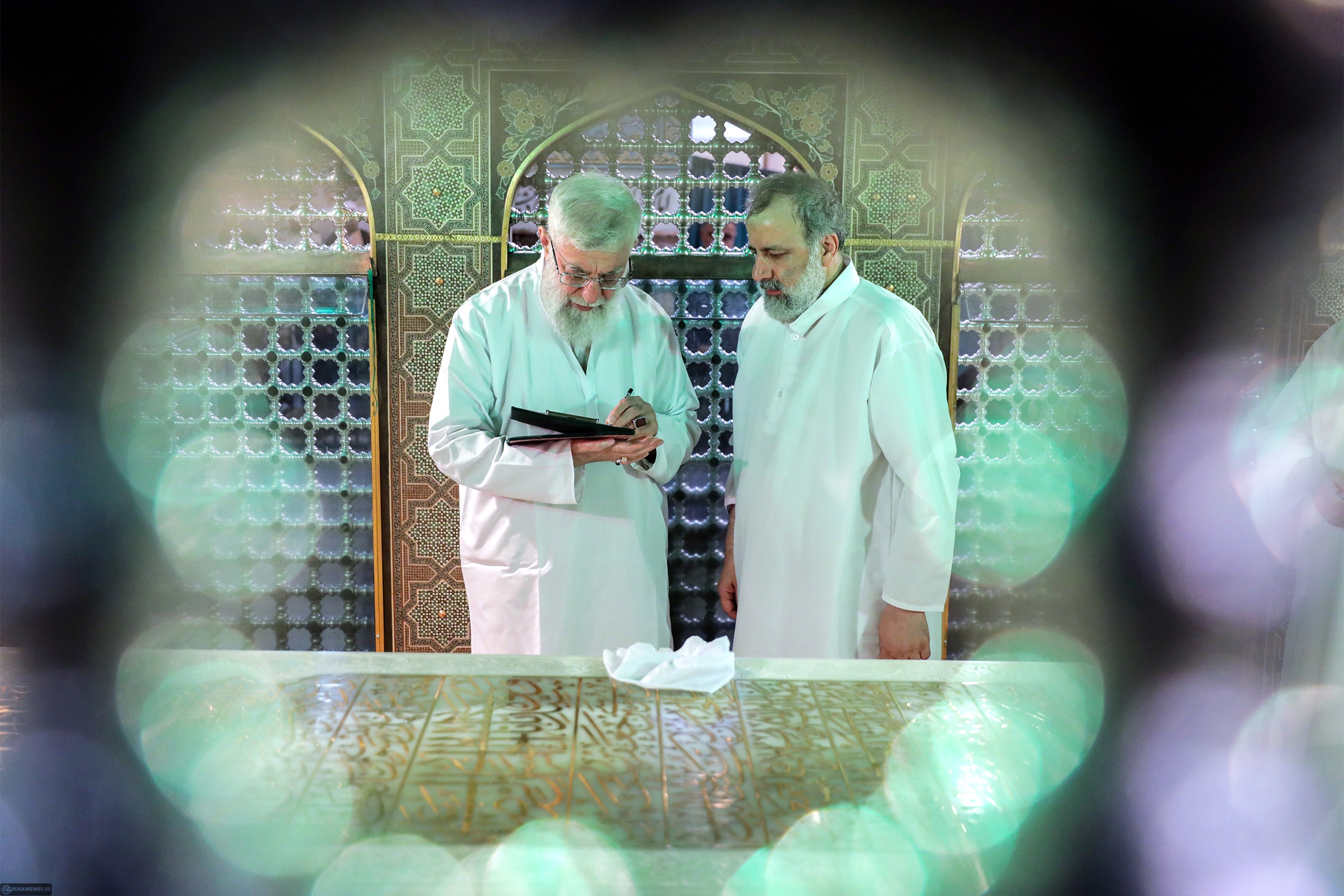حضور آیت الله رئیسی و رهبری در حرم امام رضا (ع)