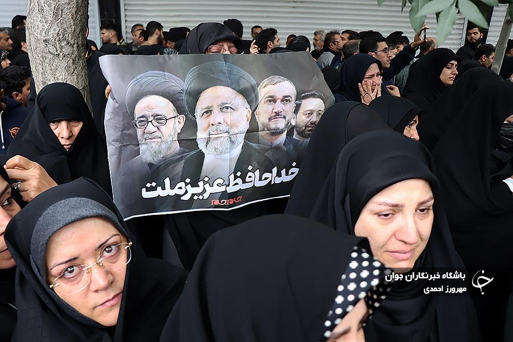 حضور بانوان درمراسم تشییع شهدای خدمت
