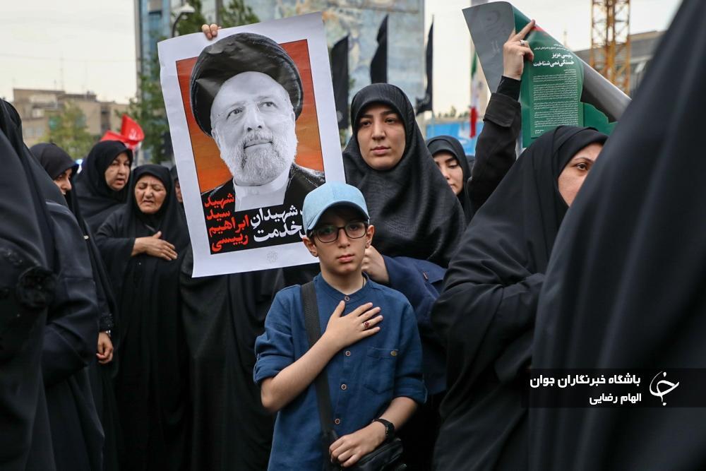 کودکان درمراسم تشییع شهدای خدمت