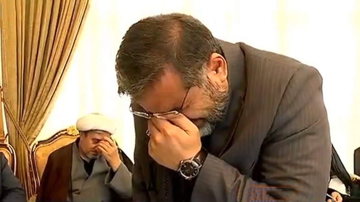 دکلمه‌خوانی یک دختر دانش آموز در مراسم وداع با پیکر شهدا
