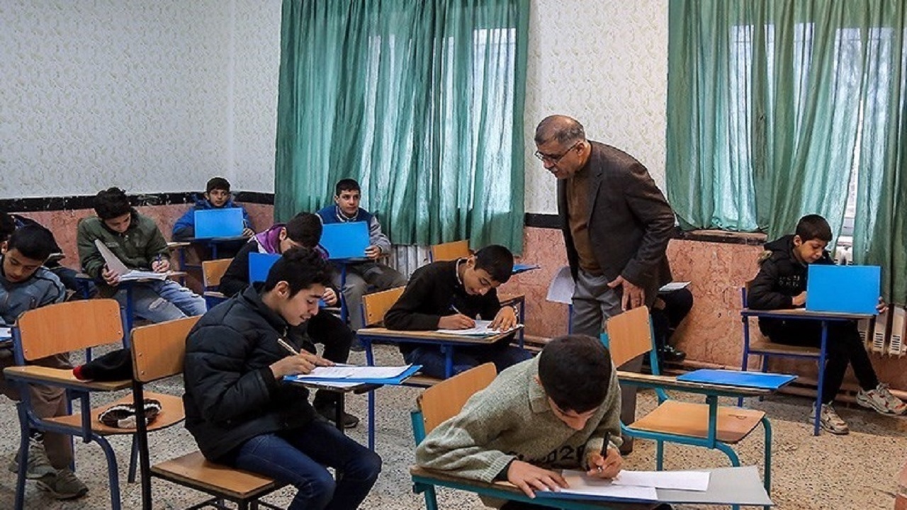 کمبود سیستم سرمایشی و دردسر ساز شدن آن برای دانش آموزان رودانی