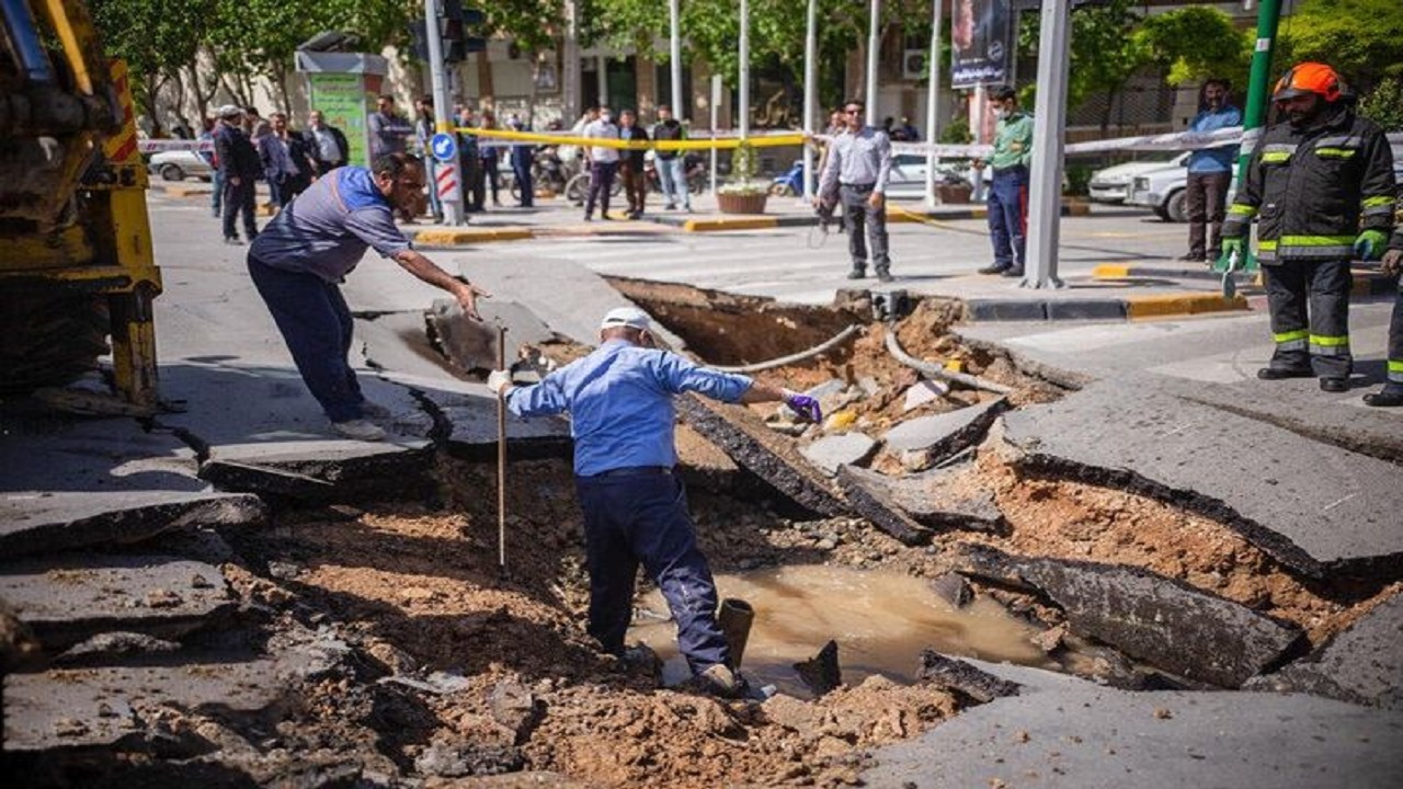 نگرانی شهروند آران و بیدگلی از فرونشست زمین در حوالی امامزاده ابراهیم (ع) + فیلم