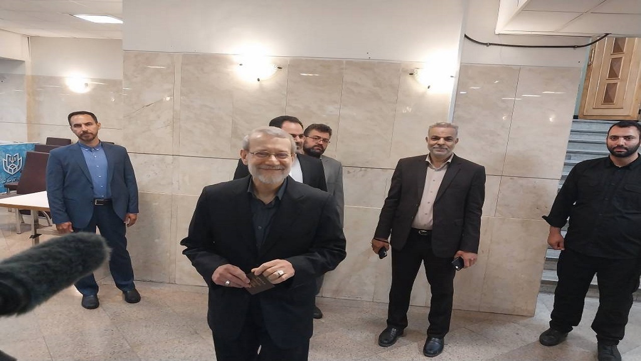شوخی لاریجانی و خبرنگاران در ستاد انتخابات+ فیلم