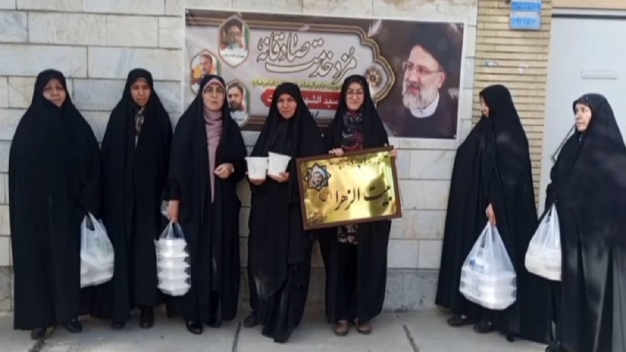 توزیع ۲۰۰ پرس غذای گرم بین نیازمندان اراک در هفتمین روز از شهادت رئیس جمهور + فیلم
