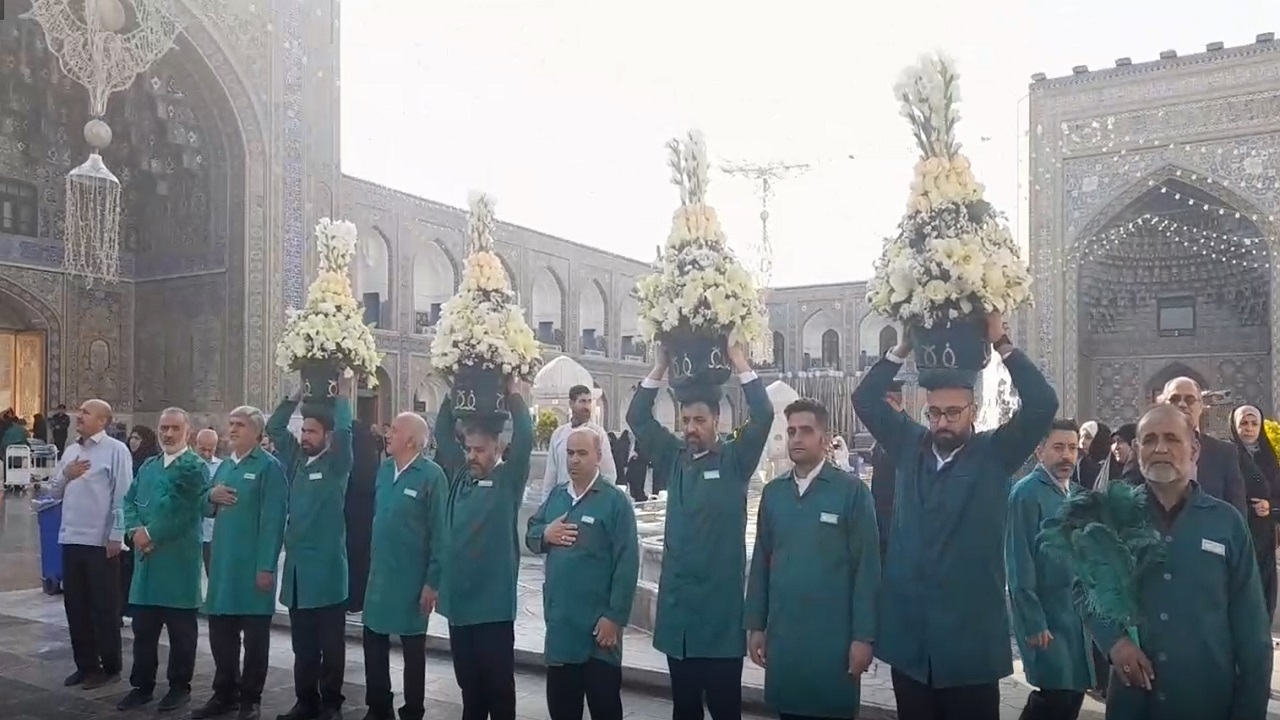 مراسم تعویض گل‌های ضریح منور رضوی و قرائت صلوات خاصه امام رضا (ع) + فیلم
