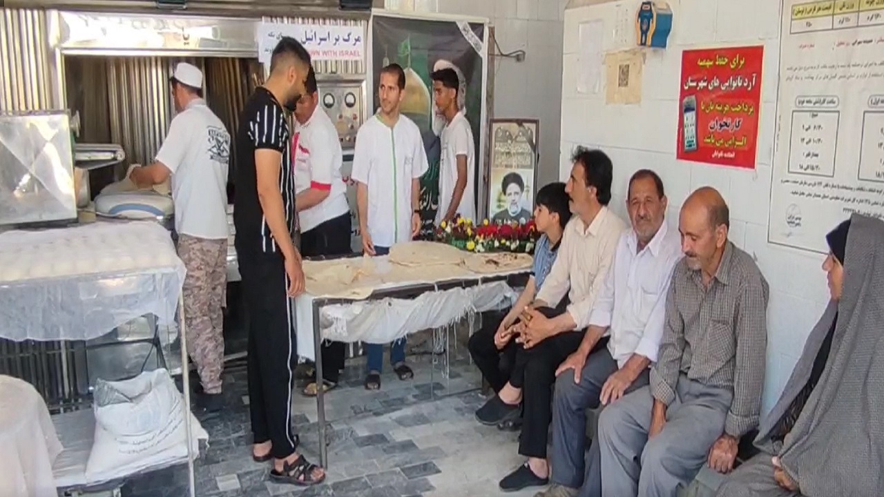 توزیع ۲۵۰۰ قرص نان در روستای تکه به نیت رئیس جمهور شهید + فیلم