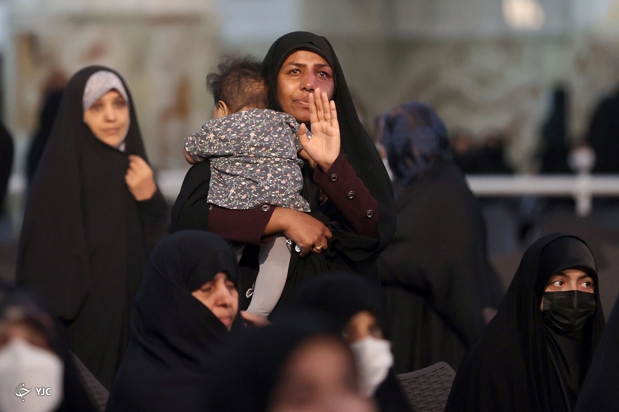 حضور بانوان با فرزندان در مراسم رحلت امام