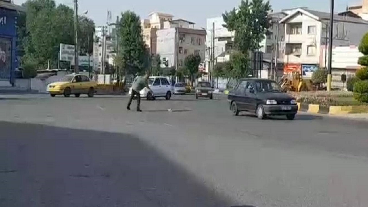 اقدام خداپسندانه شهروند بابلی برای پیشگیری از آسیب رسیدن به خودرو‌ها + فیلم