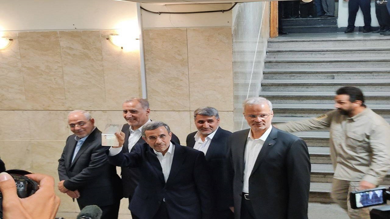 نام‌نویسی احمدی‌نژاد در انتخابات ریاست‌جمهوری ۱۴۰۳