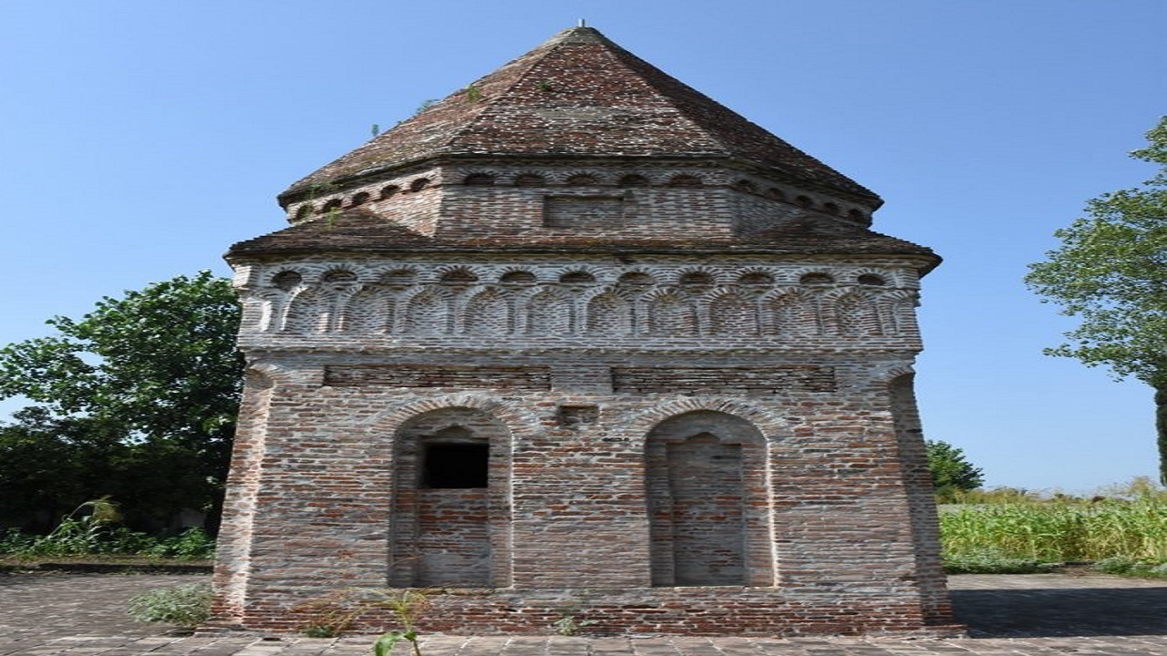گنبد آجری و تاریخی روستای بالاسرست در آستانه تخریب + فیلم