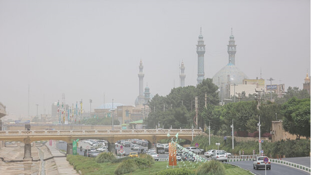 وزش باد با سرعت ۸۰ کیلومتر بر ساعت قم را درمی‌نوردد