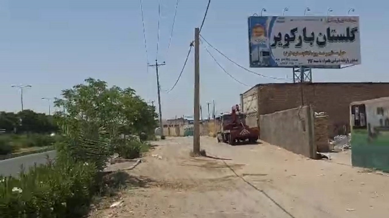 مزاحمت تیر چراغ برق در پیاده روی بلوار شهیدان اربابی آران و بیدگل + فیلم