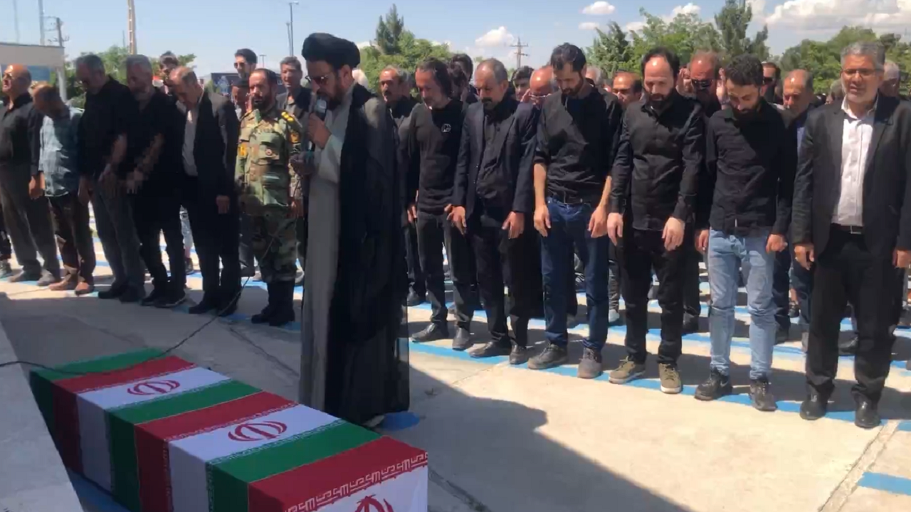 تشییع جانباز ۷۰ درصد دفاع مقدس در گلزارشهدای وادی رحمت تبریز