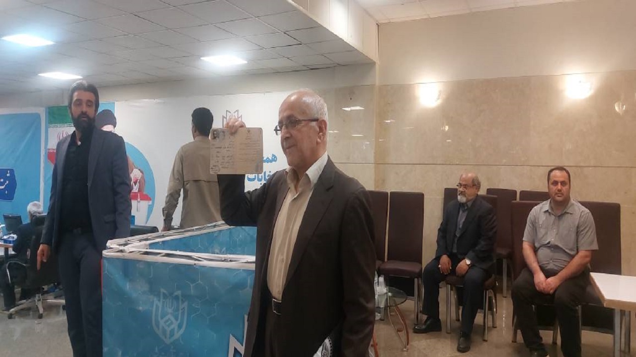 سبحانی در انتخابات ثبت نام کرد