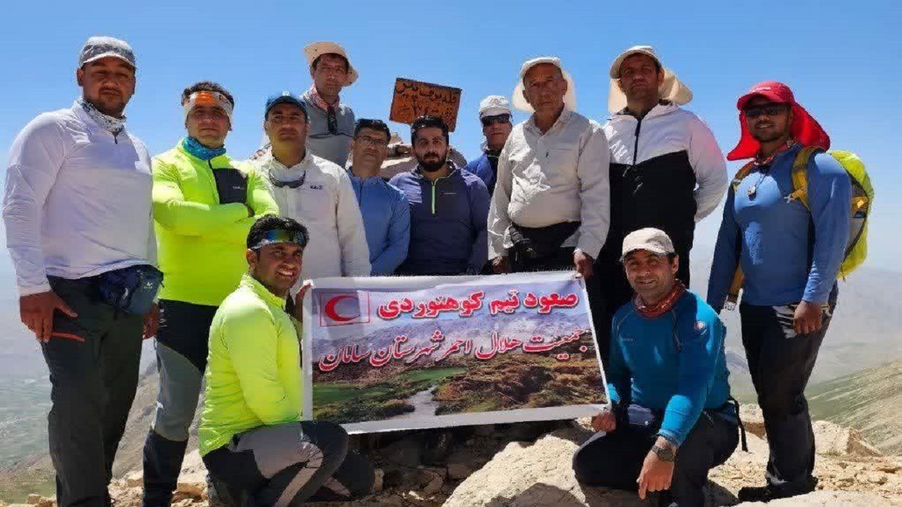 تیم کوهنوردی جمعیت هلال‌احمر شهرستان سامان بر فراز قله برف پیر