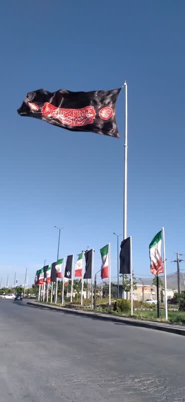 نصب پرچم سیاه در معابر صالح آباد نصب پرچم سیاه در معابر صالح آباد