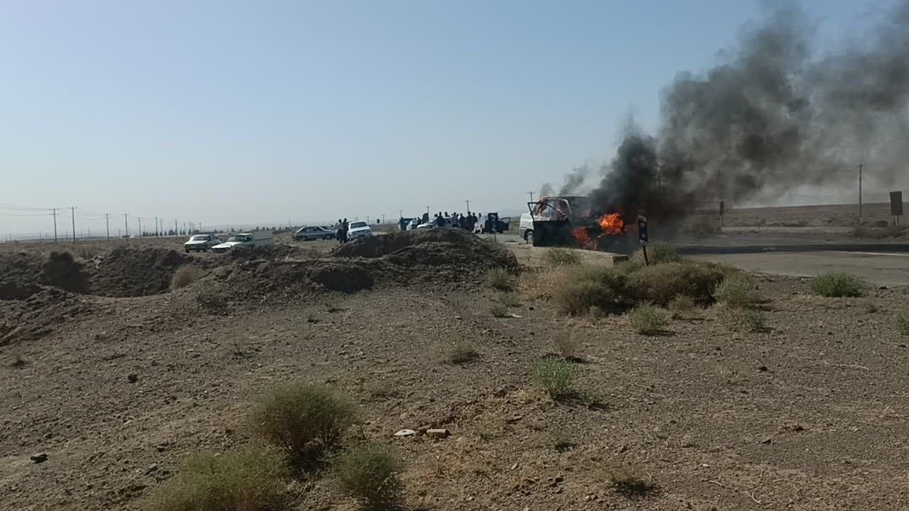 برخورد دو دستگاه پراید در محور شهر انابد حادثه آفرید + فیلم و تصاویر