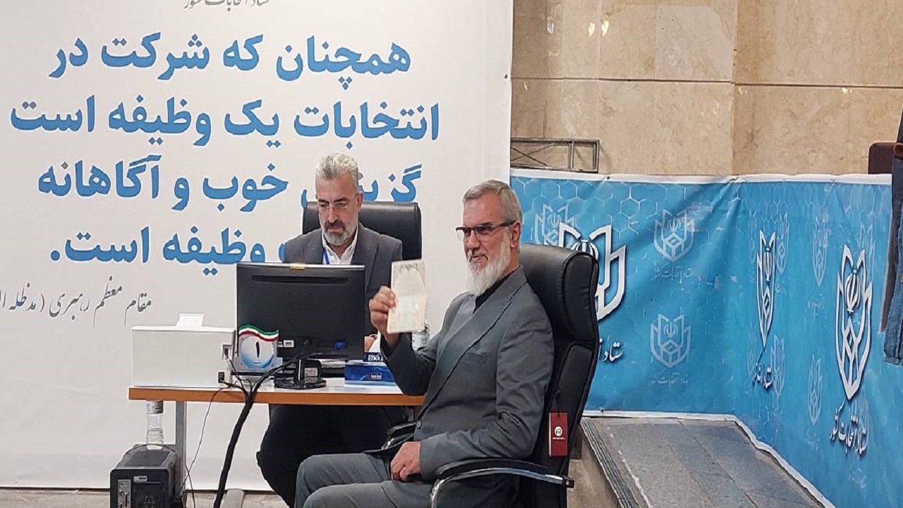 رویانیان در انتخابات ثبت‌نام کرد