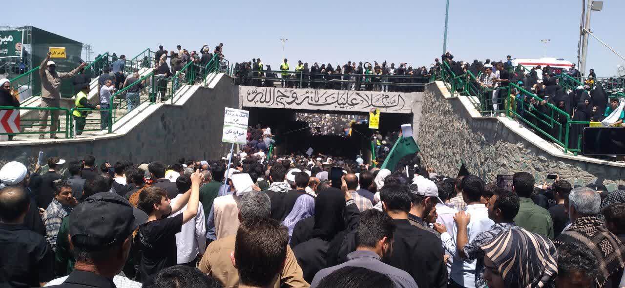 حضور مردم برای شرکت در مراسم بزرگداشت امام
