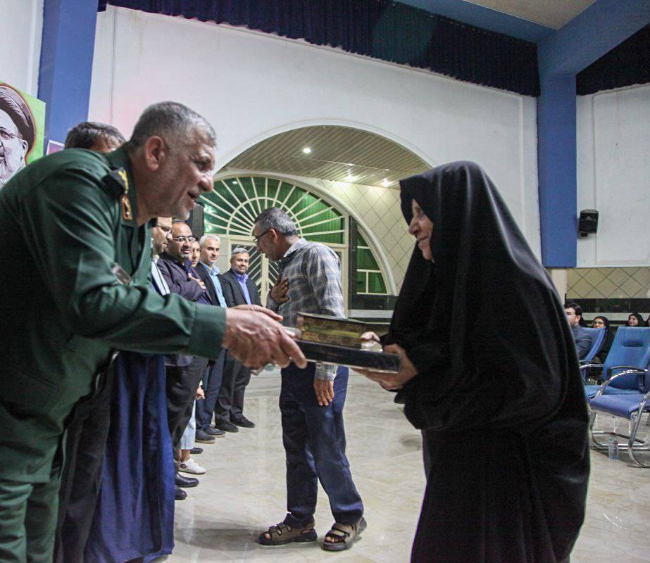 تجلیل از خانواده شهدا در لارستان تجلیل از خانواده شهدا در لارستان