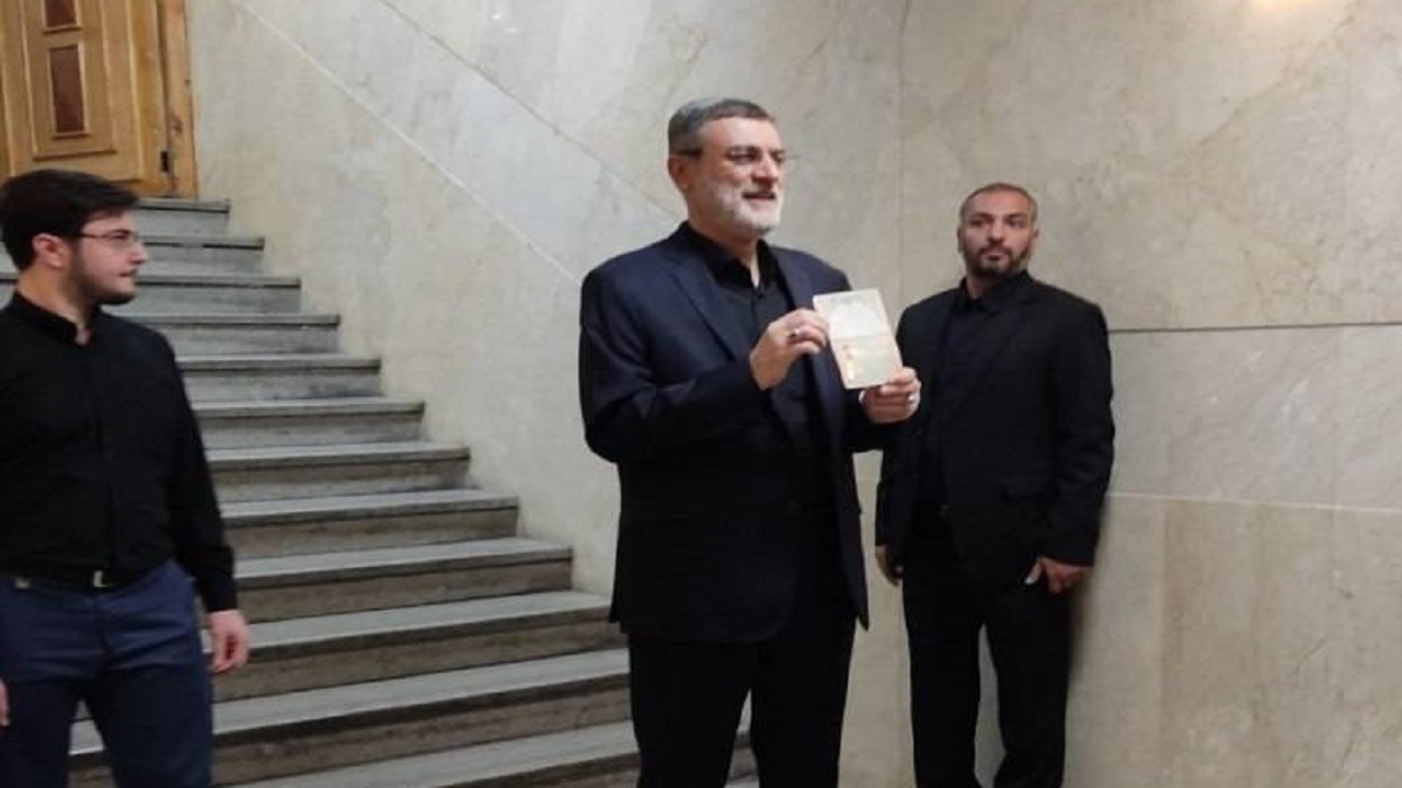 قاضی زاده هاشمی در انتخابات ثبت نام کرد