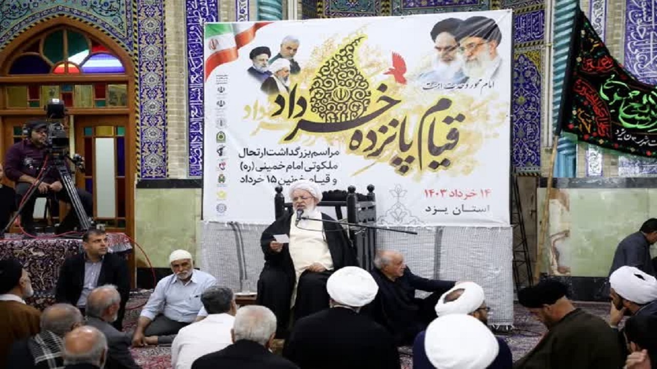 امام خمینی (ره) با ایستادگی و هجرت، انقلاب را به پیروزی رساند