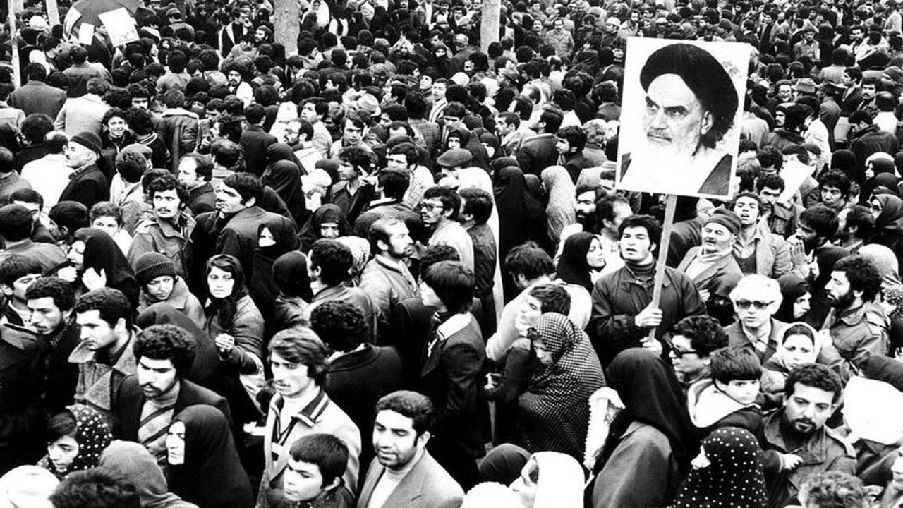 کفن‌پوشان ورامینی چگونه شاه را به خشم آوردند؟