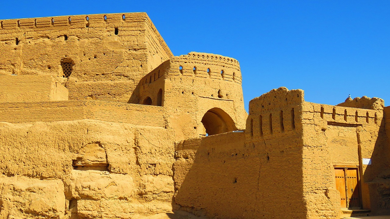 مرمت اضطراری بنای تاریخی نارین قلعه میبد