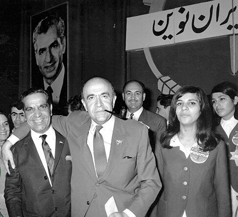 &nbsp; خسروانی در کنار هویدا