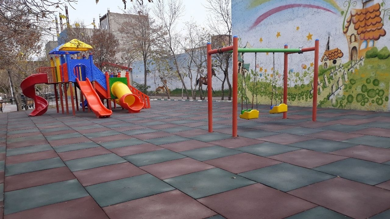 جای خالی کفپوش لاستیکی در زمین بازی بوستان یاس تبریز + فیلم