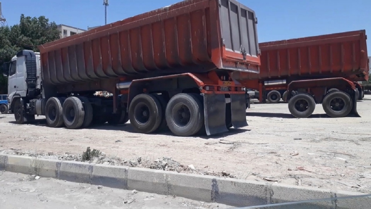 دردسر ساز شدن پارک خودرو‌های سنگین در فضای خاکی محله پردیس اهواز + فیلم