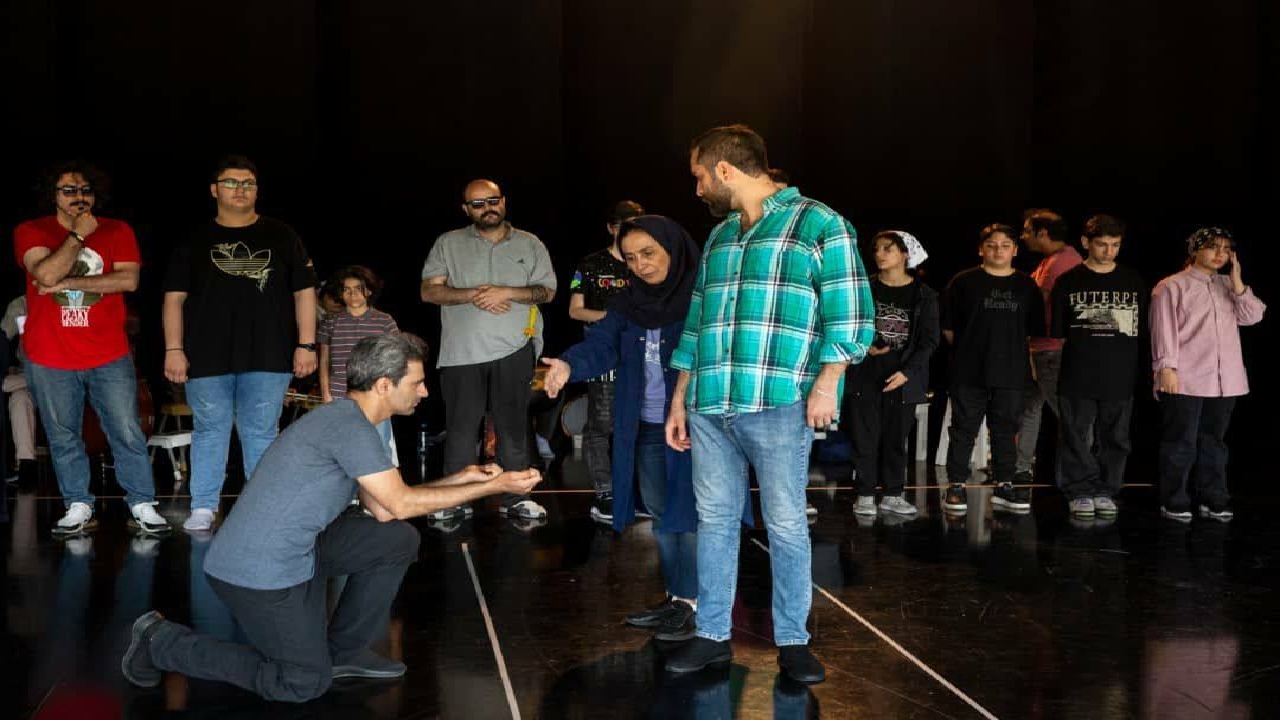 حضور ۶۴ بازیگر تئاتر حماسه آرش کمانگیر روی صحنه پردیس تئاتر تهران