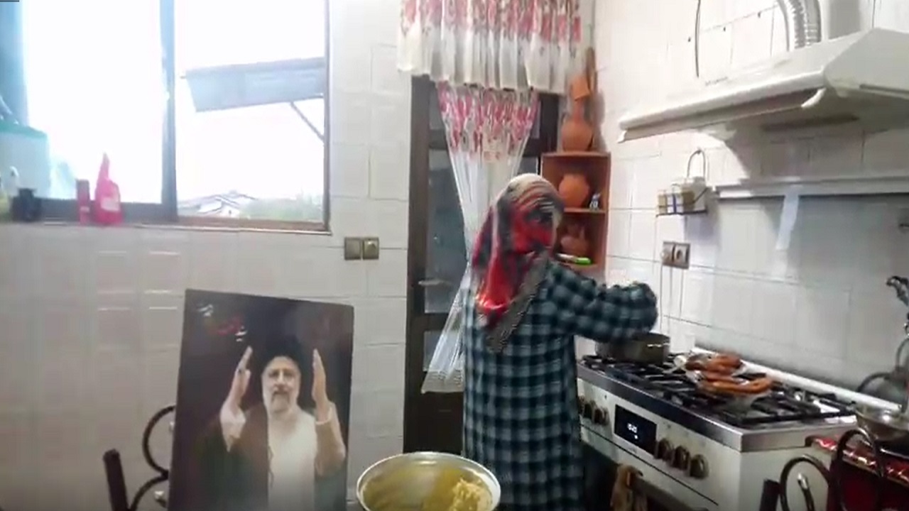 ابراز ارادت بانوی قائمشهری به رهبر کبیر انقلاب و رئیس جمهور شهید + فیلم
