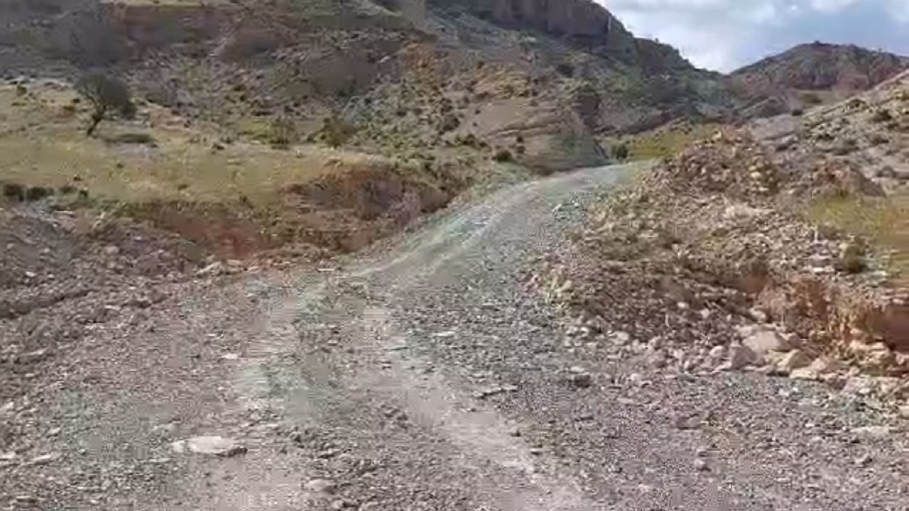 رنجش اهالی روستای الیف از جاده بدون روکش آسفالت + فیلم
