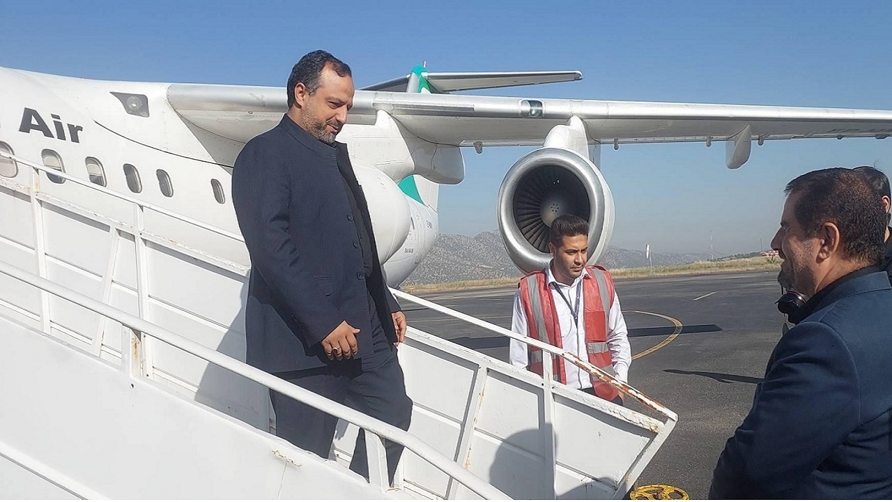 وزیر اقتصاد وارد یاسوج شد