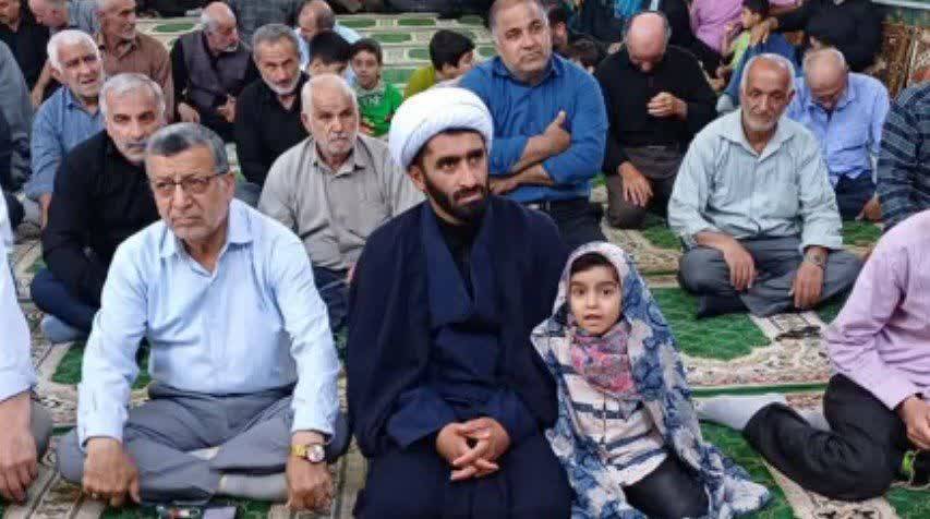 صف نمازگزاران جمعه در سیمرغ صف نمازگزاران جمعه در سیمرغ