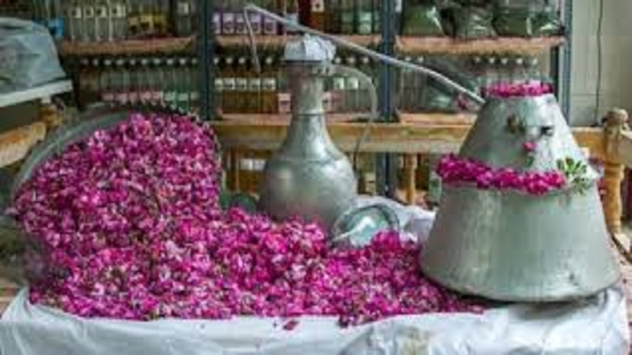 آماده شدن گلاب قمصر برای شست و شوی کعبه