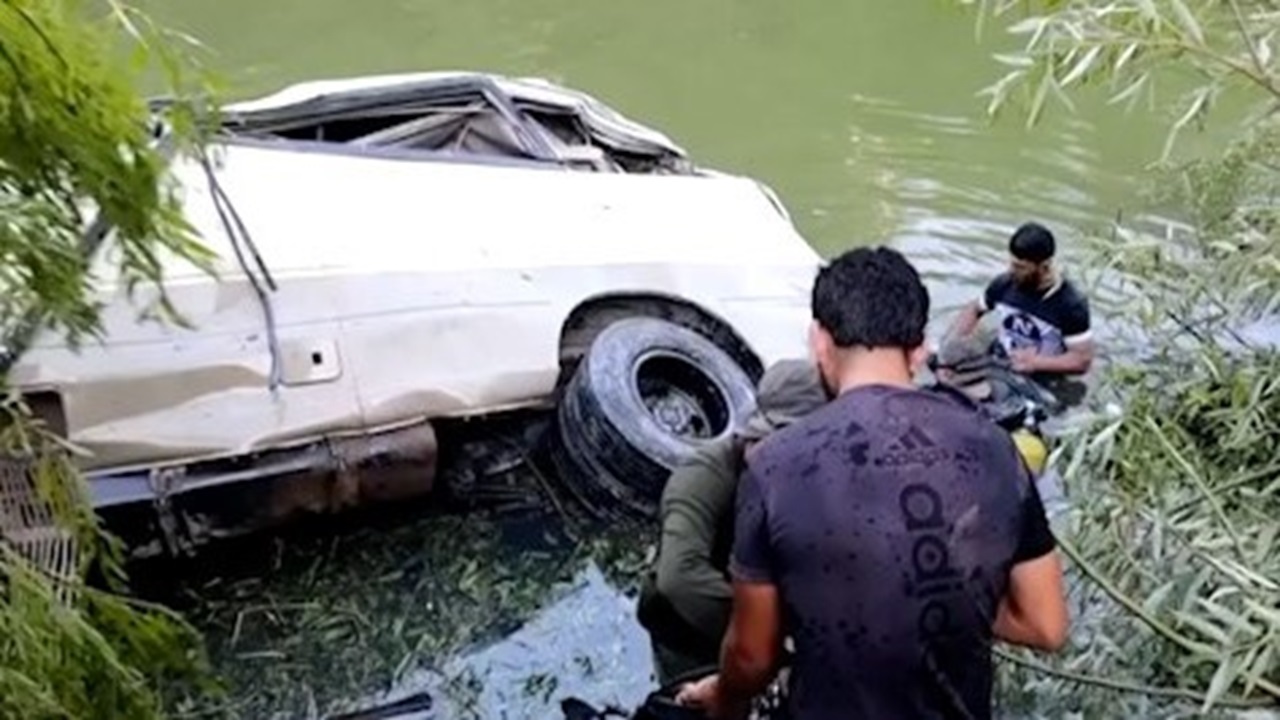 سقوط مرگبار اتوبوس حامل دانش‌آموزان به رودخانه + فیلم