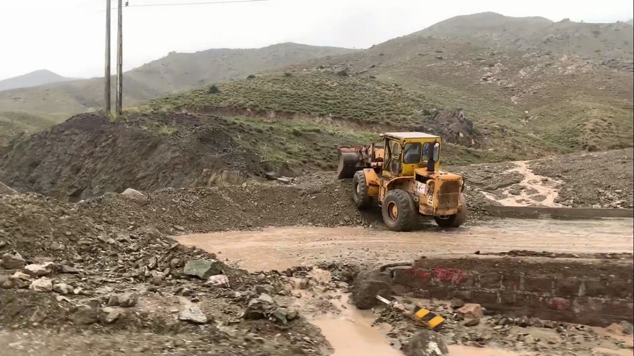 بارش شدید باران و جریان‌ سیل در خوی+فیلم