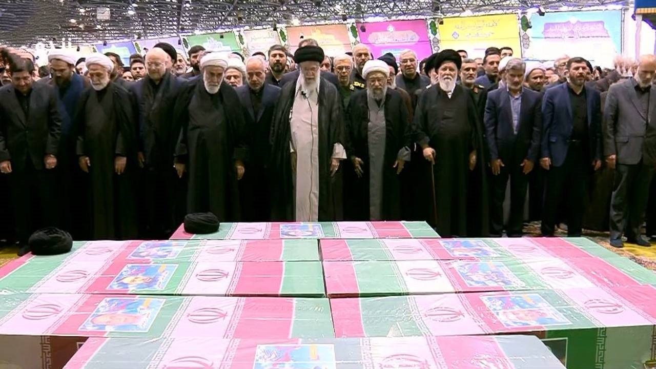 رهبر انقلاب بر پیکر رئیس‌جمهور شهید و همراهانش نماز اقامه کردند