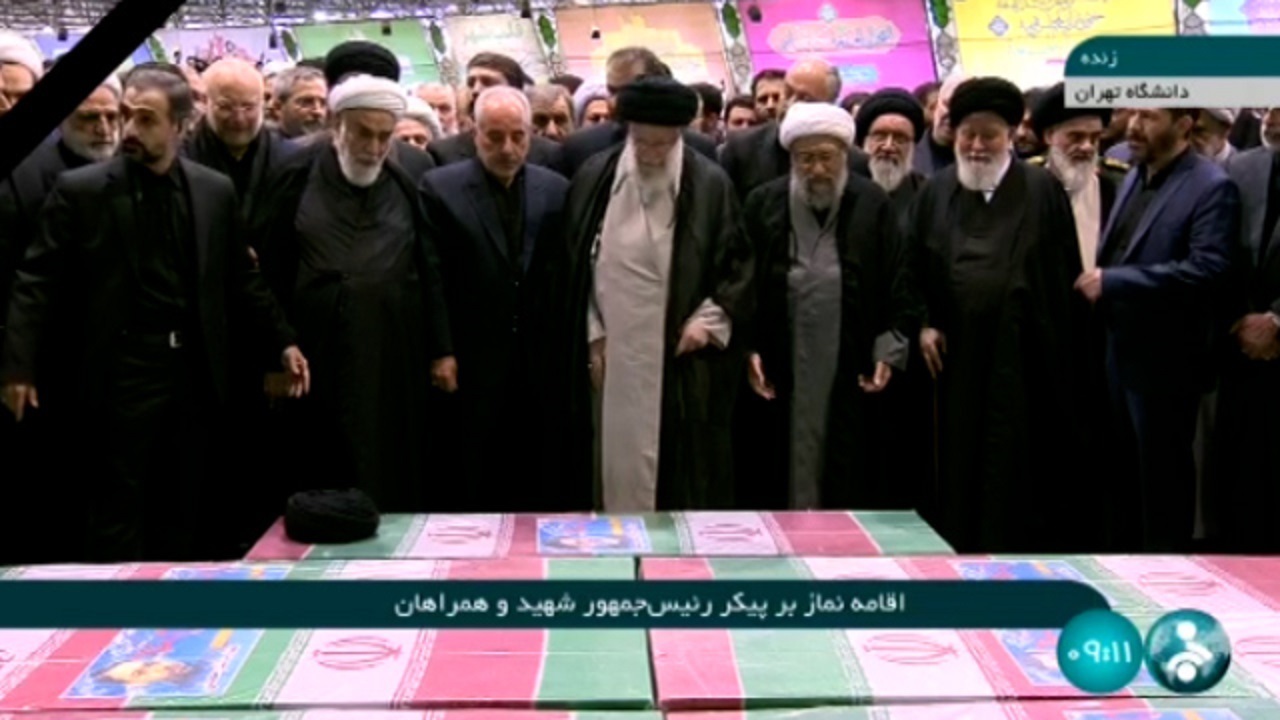 وداع رهبر معظم انقلاب با پیکر رئیس جمهور شهید و همراهانش + فیلم