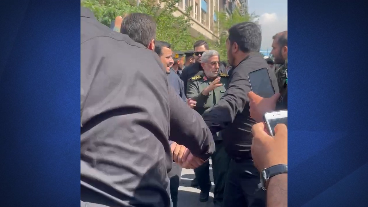 حضور سردار قاآنی در مراسم تشییع رئیس‌جمهور شهید و همراهانش
