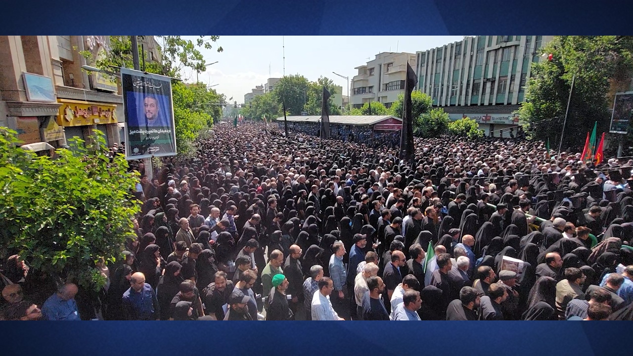 صفوف نماز مردم بر پیکر شهید رئیسی و همراهان در خیابان